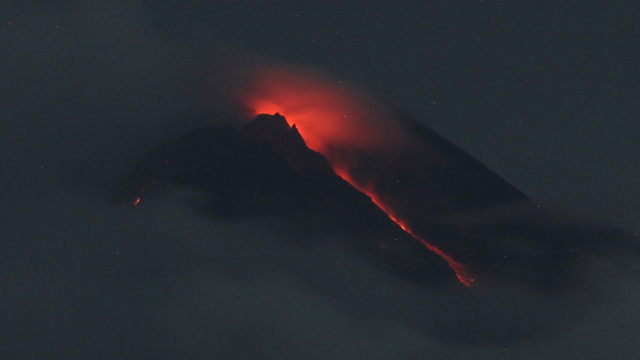 Vulcão Merapi, na Indonésia, um dos mais ativos do mundo, entra em erupção