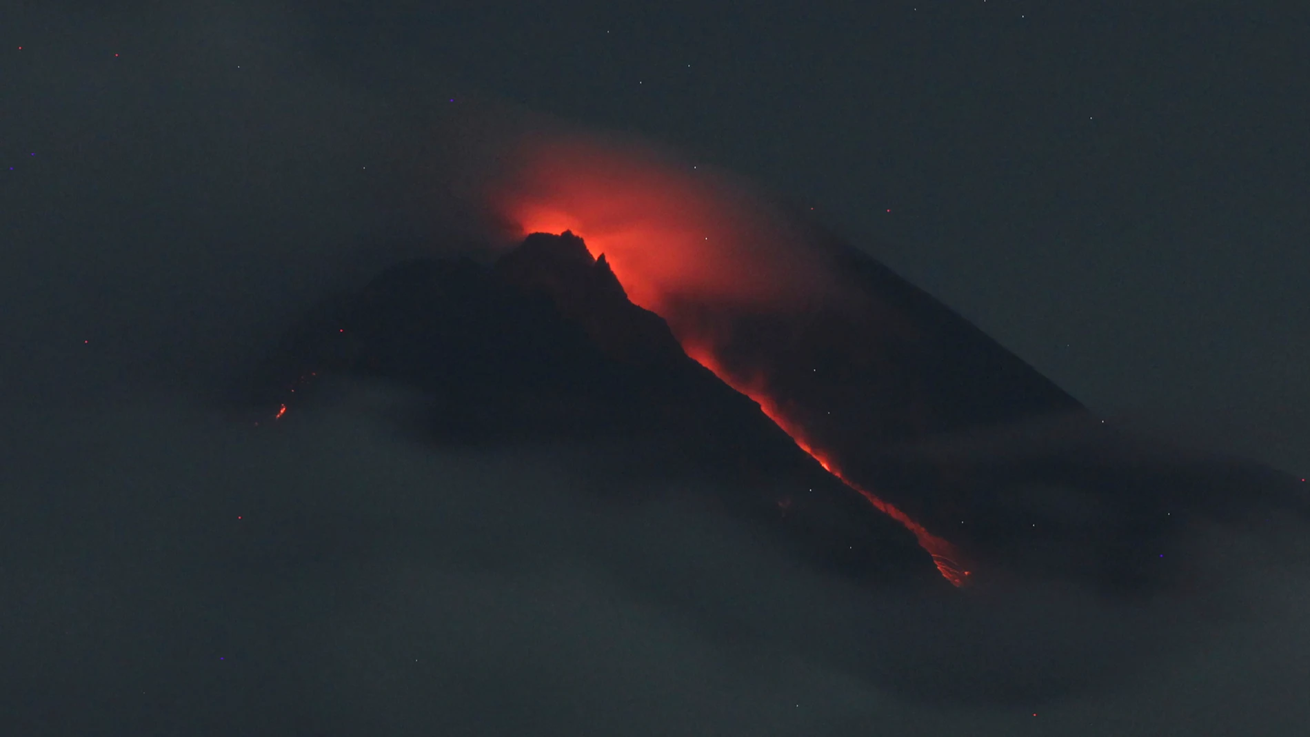 Imagen de archivo de la erupción del volcán Merapi en Indonesia en marzo de 2022