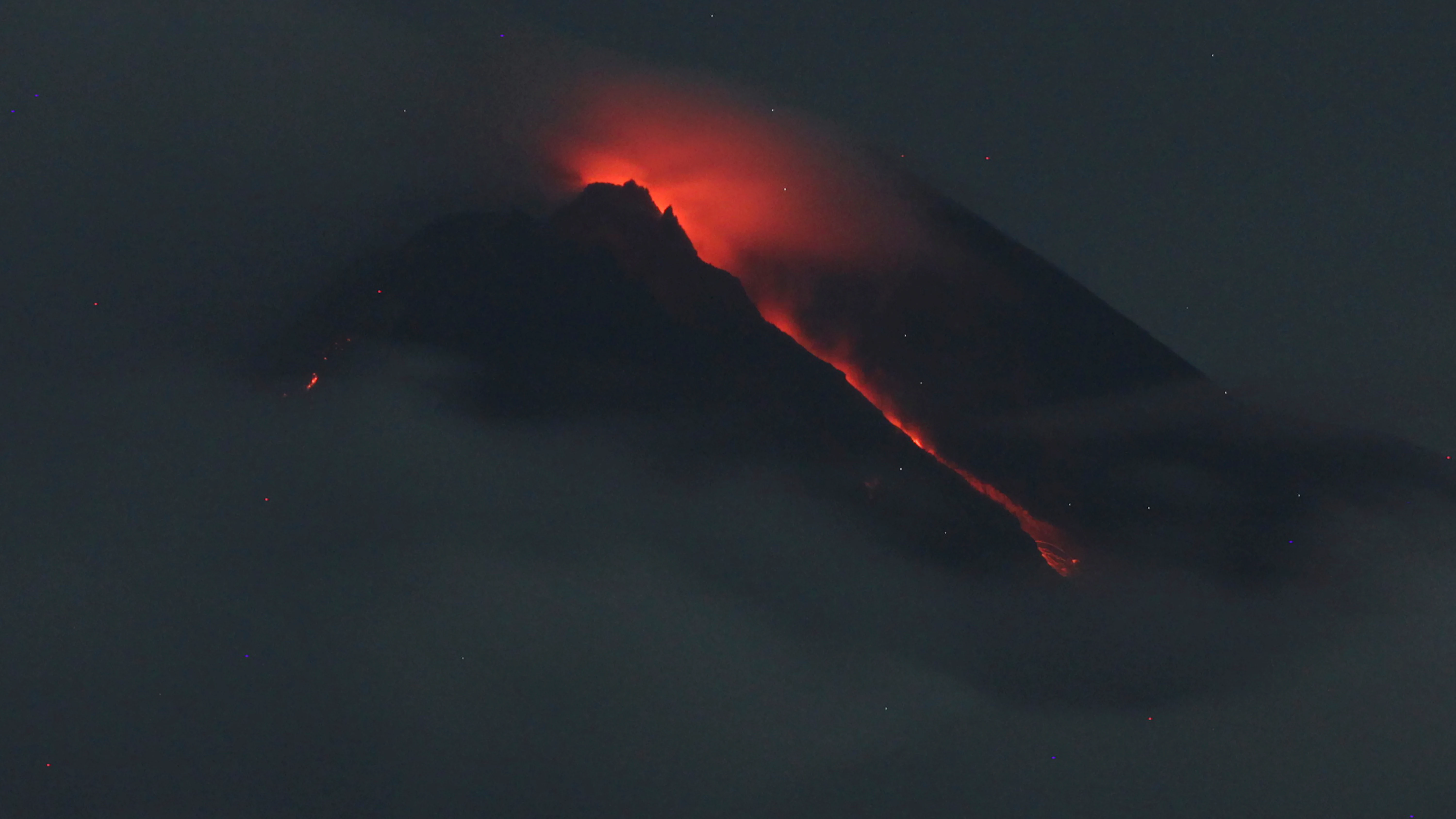 Imagen de archivo de la erupción del volcán Merapi en Indonesia en marzo de 2022