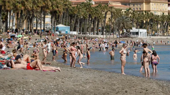 Bañistas en la playa de La Malagueta este sábado Bañistas en la playa de La Malagueta este sábado