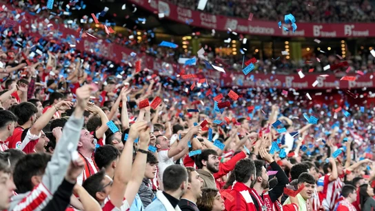 El público del Athletic lanza billetes con los colores del Barça y la palabra 'mafia' El público del Athletic lanza billetes con los colores del Barça y la palabra 'mafia'