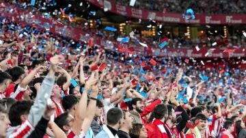 El público del Athletic lanza billetes con los colores del Barça y la palabra 'mafia'