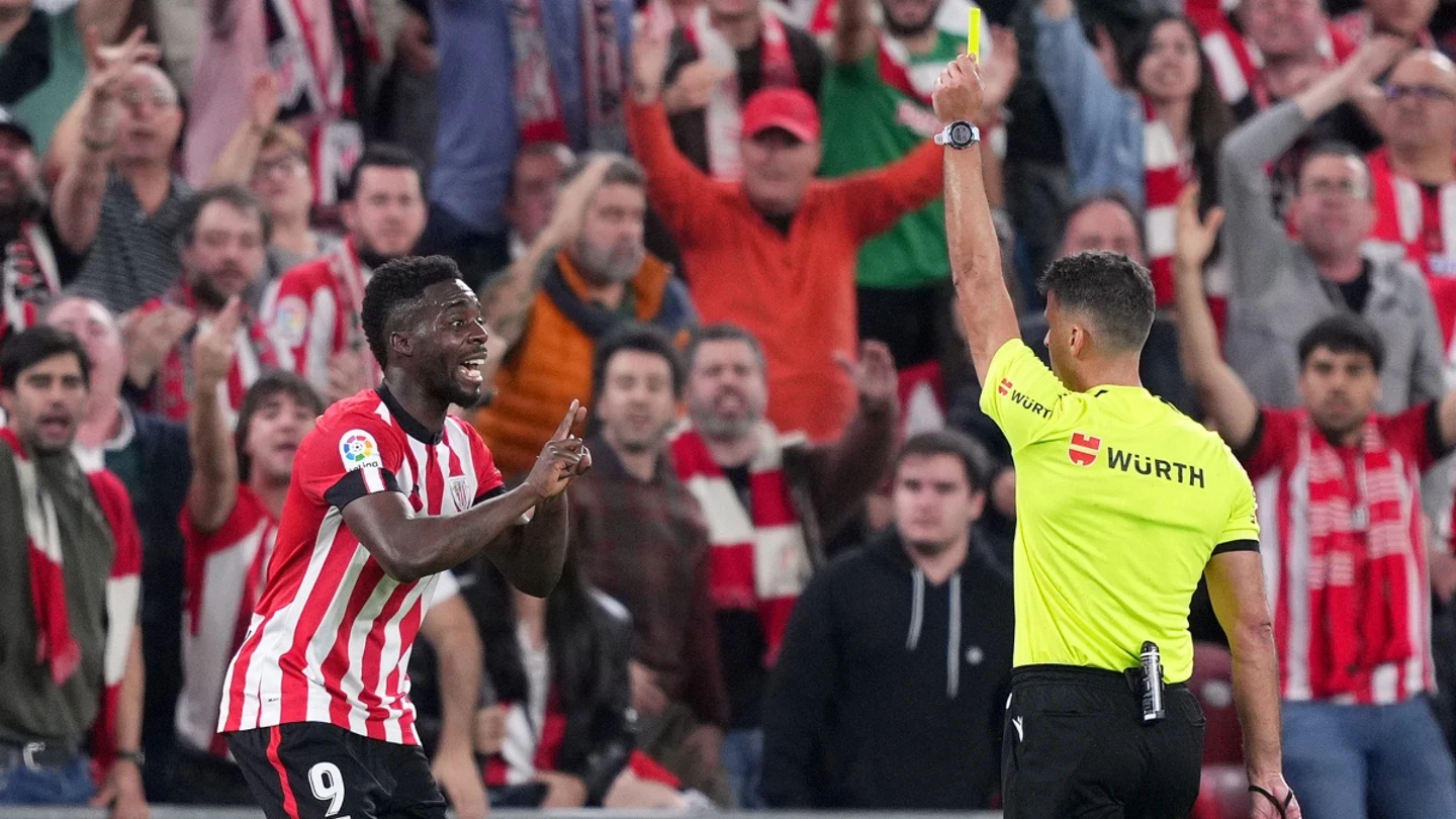 Iñaki Williams ve la tarjeta amarilla Iñaki Williams ve la tarjeta amarilla