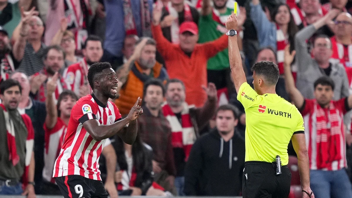 Iñaki Williams ve la tarjeta amarilla