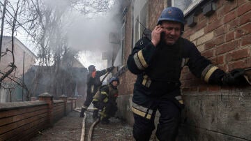 Bomberos intentan operar en una zona bajo ataques de las tropas rusas en Kostiantynivka