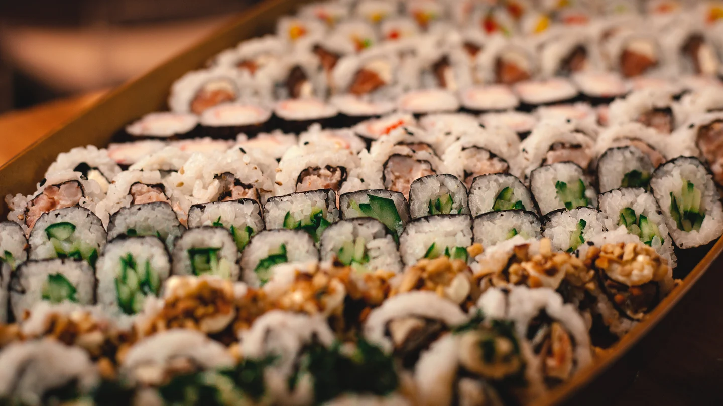 Imagen de archivo de una bandeja de sushi. Imagen de archivo de una bandeja de sushi.