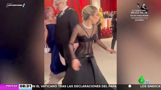 El momentazo de Lady Gaga en los Premios Oscar para rescatar a un fotógrafo que se tropezó El momentazo de Lady Gaga en los Premios Oscar para rescatar a un fotógrafo que se tropezó