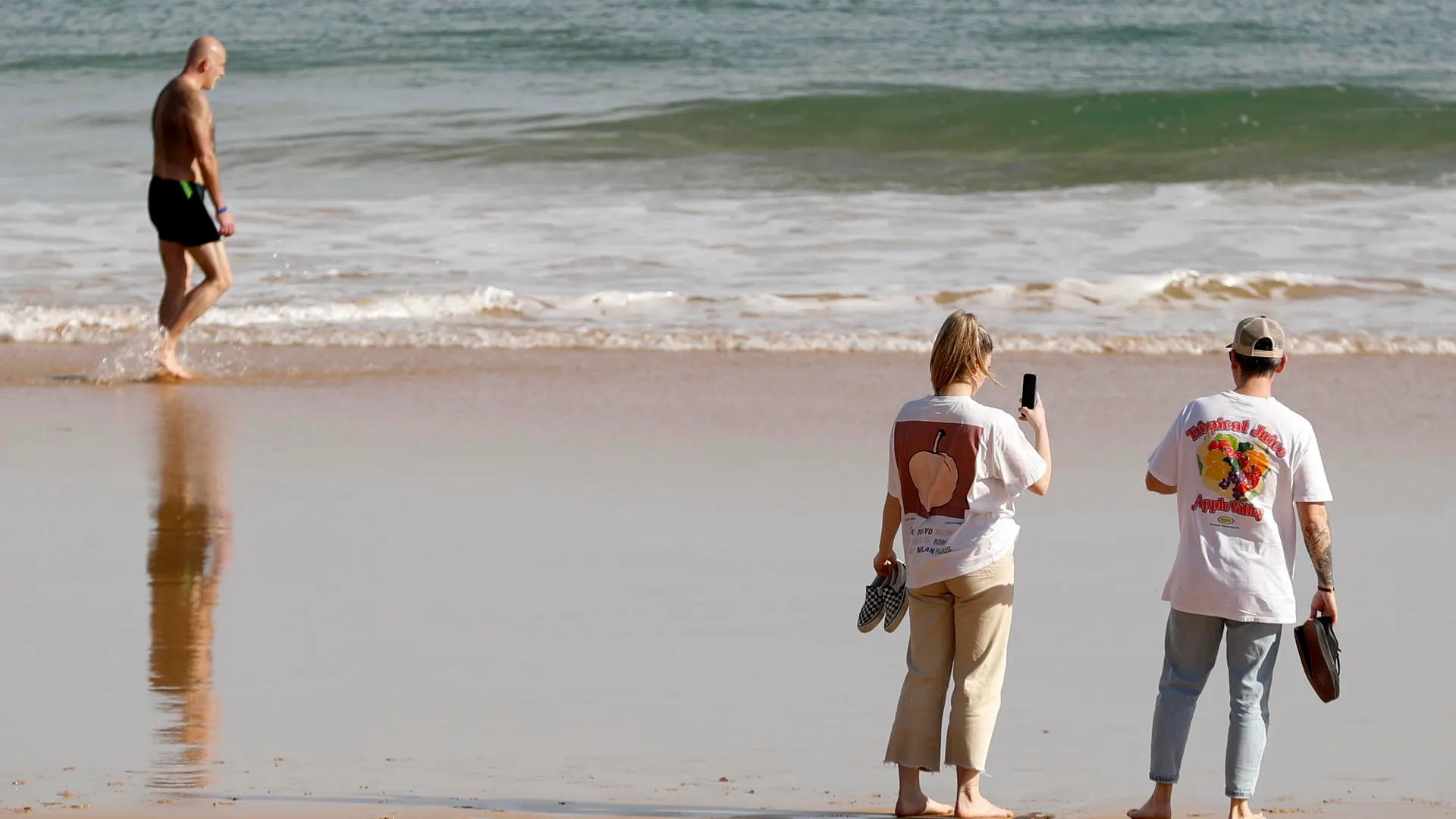 Donostiarras y turistas disfrutan de un día primaveral en la playa de Ondarreta de San Sebastián.