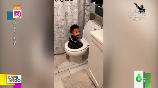 wc niño zapeando wc niño zapeando