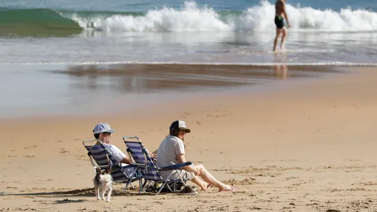 Imagen de archivos de dos personas en la playa Imagen de archivos de dos personas en la playa
