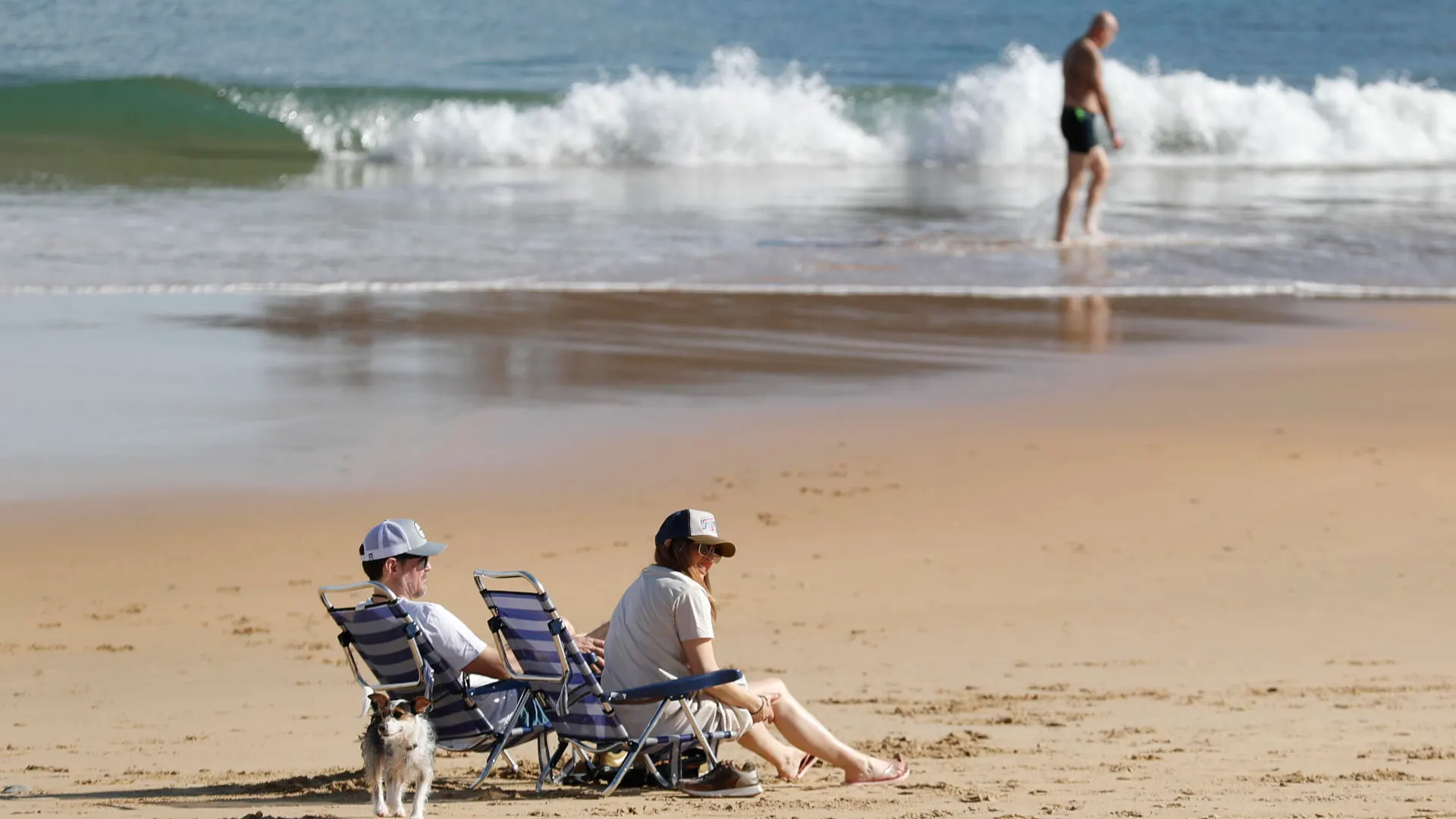 Imagen de archivos de dos personas en la playa