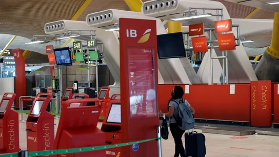 Una pasajera pasa ante los puestos de Iberia en el aeropuerto de Madrid-Barajas, en una imagen de archivo Una pasajera pasa ante los puestos de Iberia en el aeropuerto de Madrid-Barajas, en una imagen de archivo