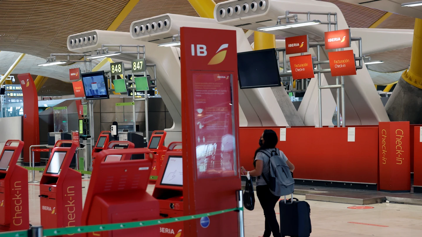 Una pasajera pasa ante los puestos de Iberia en el aeropuerto de Madrid-Barajas, en una imagen de archivo Una pasajera pasa ante los puestos de Iberia en el aeropuerto de Madrid-Barajas, en una imagen de archivo