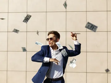 Joven rico con mucho dinero Joven rico con mucho dinero