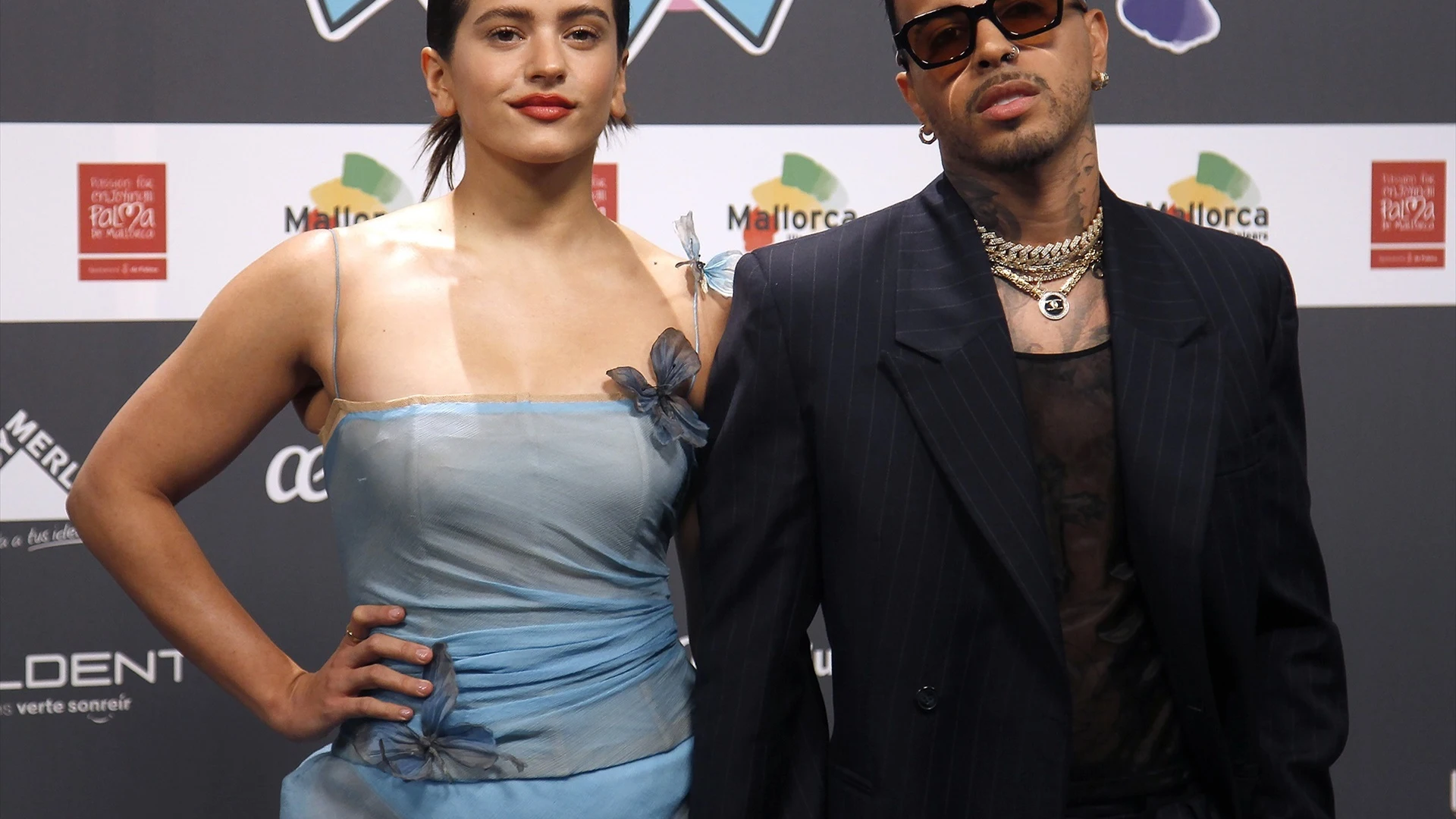 Rosalía y Rauw Alejandro, posando juntos LOS 40 Music Awards