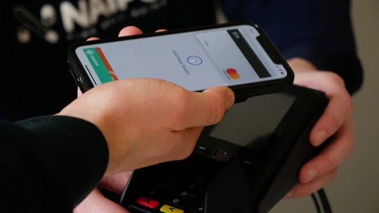 Cómo pagar con el teléfono móvil (y evitar lo de perder la tarjeta del banco) Cómo pagar con el teléfono móvil (y evitar lo de perder la tarjeta del banco)