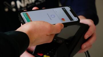  Cómo pagar con el teléfono móvil (y evitar lo de perder la tarjeta del banco)