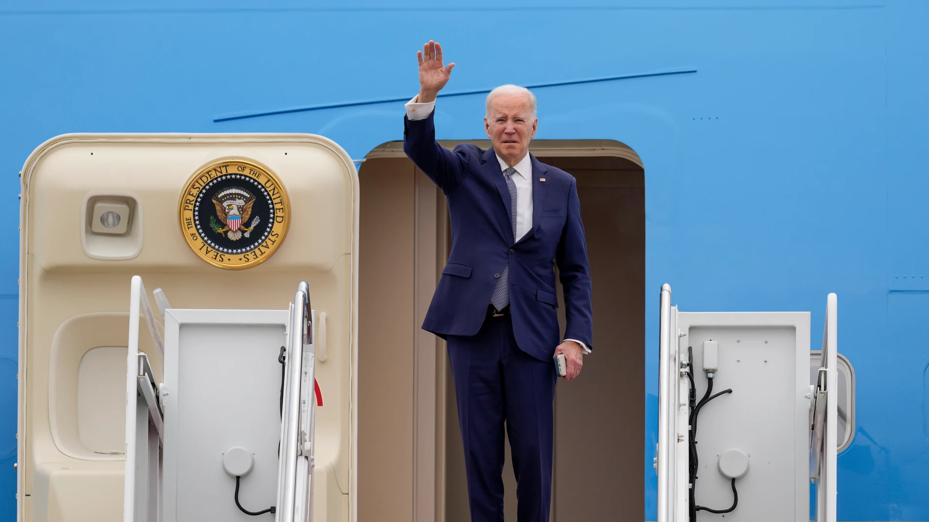 El presidente de Estados Unidos, Joe Biden, saluda desde el Air Force One