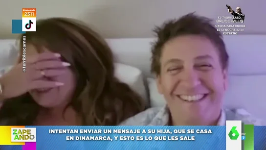 El ataque de risa de unos padres al grabar un mensaje por no poder asistir a la boda de su hija El ataque de risa de unos padres al grabar un mensaje por no poder asistir a la boda de su hija