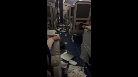 El personal del avión que sufrió "una caída" pidió a los pasajeros que borraran "todas sus fotos y vídeos"