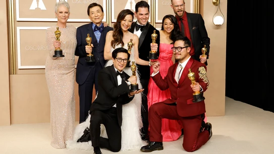 El elenco de 'Todo a la vez en todas partes' en la 'alfombra roja' (que ya no es roja) de los Premios Oscar 2023 El elenco de 'Todo a la vez en todas partes' en la 'alfombra roja' (que ya no es roja) de los Premios Oscar 2023