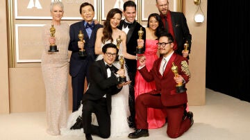 El elenco de 'Todo a la vez en todas partes' en la 'alfombra roja' (que ya no es roja) de los Premios Oscar 2023