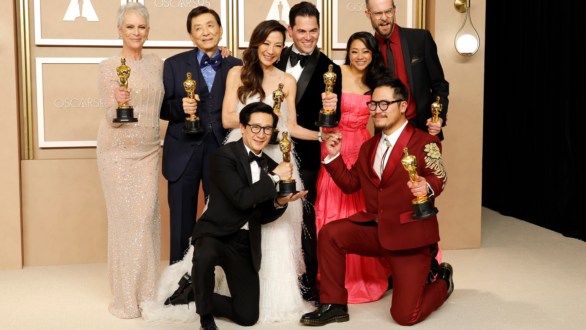 El elenco de &#39;Todo a la vez en todas partes&#39; en la &#39;alfombra roja&#39; (que ya no es roja) de los Premios Oscar 2023