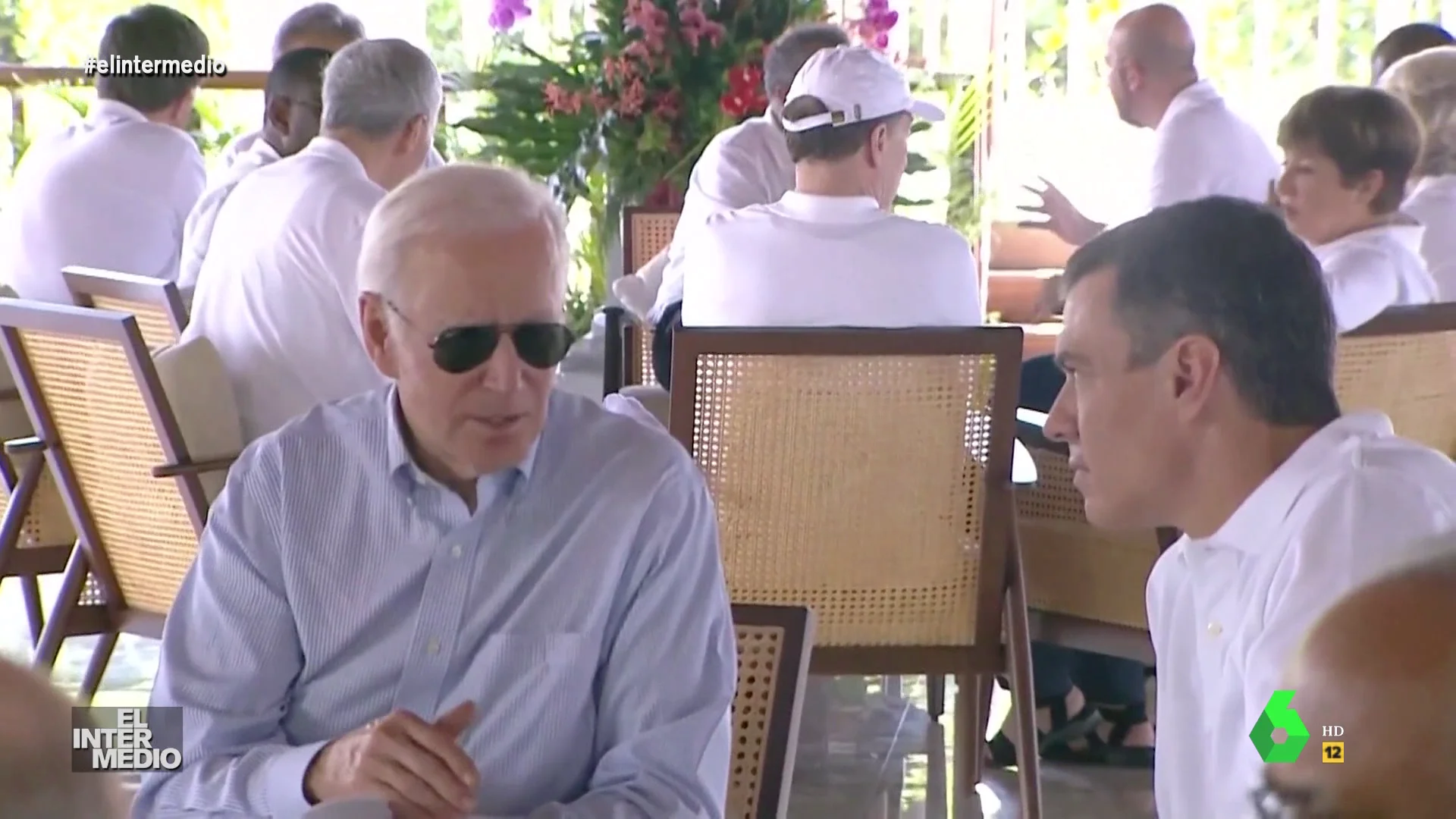 En este montaje de El Intermedio, el presidente de Estados Unidos, Joe Biden, explica a su homólogo Pedro Sánchez su teoría sobre construir alianzas y adversarios: "Cuando uno de mis enemigos se crea amigos...", le comenta en este vídeo.