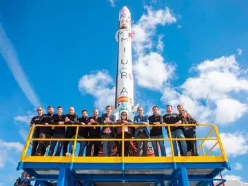 Equipo de la compañía española PLD Space junto a su cohete Miura 1 Equipo de la compañía española PLD Space junto a su cohete Miura 1