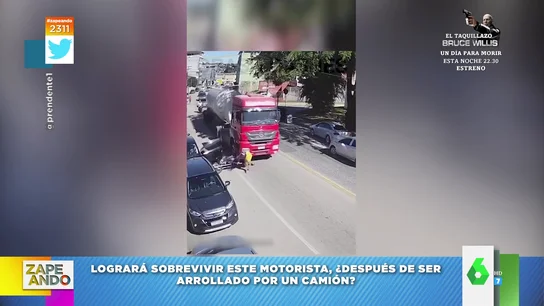 Así sale de debajo del camión por sus propios medios un motociclista que acababa de ser arrollado Así sale de debajo del camión por sus propios medios un motociclista que acababa de ser arrollado