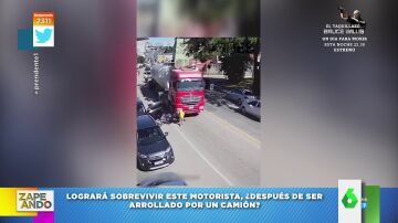 Así sale de debajo del camión por sus propios medios un motociclista que acababa de ser arrollado