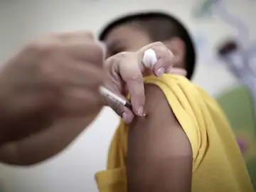 Un niño se pone una vacuna en una fotografía de archivo.