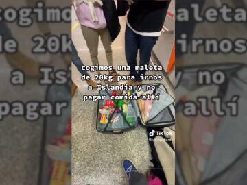 Unos estudiantes españoles se hacen virales en TikTok al ingerir 10 kilos de comida en el aeropuerto para poder viajar