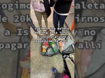 Unos estudiantes españoles se hacen virales en TikTok al ingerir 10 kilos de comida en el aeropuerto para poder viajar Unos estudiantes españoles se hacen virales en TikTok al ingerir 10 kilos de comida en el aeropuerto para poder viajar
