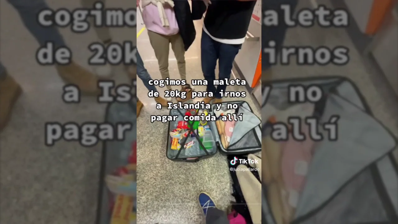 Unos estudiantes españoles se hacen virales en TikTok al ingerir 10 kilos de comida en el aeropuerto para poder viajar Unos estudiantes españoles se hacen virales en TikTok al ingerir 10 kilos de comida en el aeropuerto para poder viajar