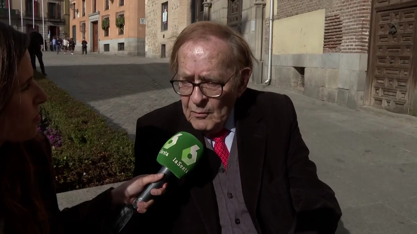 Tamames quita hierro a sus distancias con Vox: "¿Cuándo no hay malestar de alguien? Nunca llueve a gusto de todos" Tamames quita hierro a sus distancias con Vox: "¿Cuándo no hay malestar de alguien? Nunca llueve a gusto de todos"