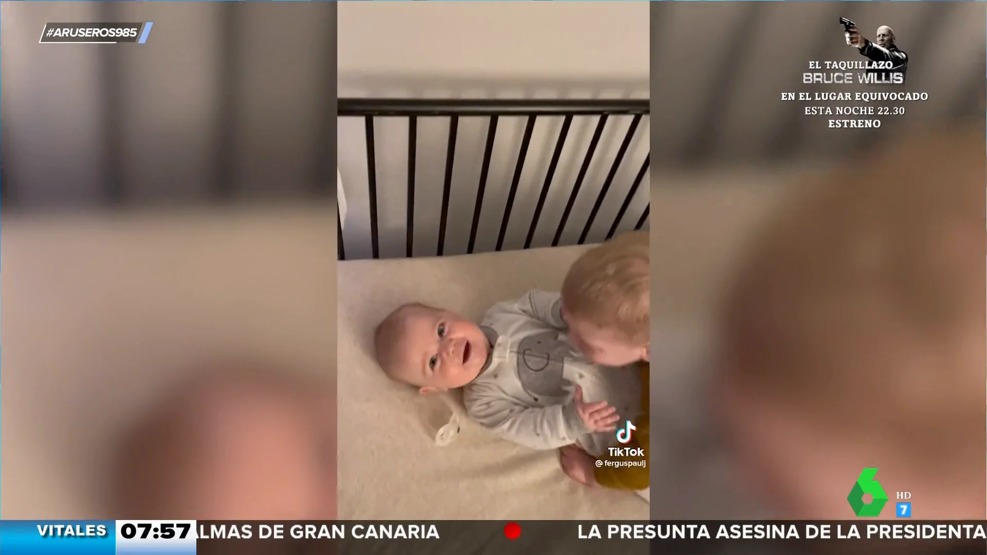 La tierna reacción de este bebé cuando su hermanito le despierta para jugar