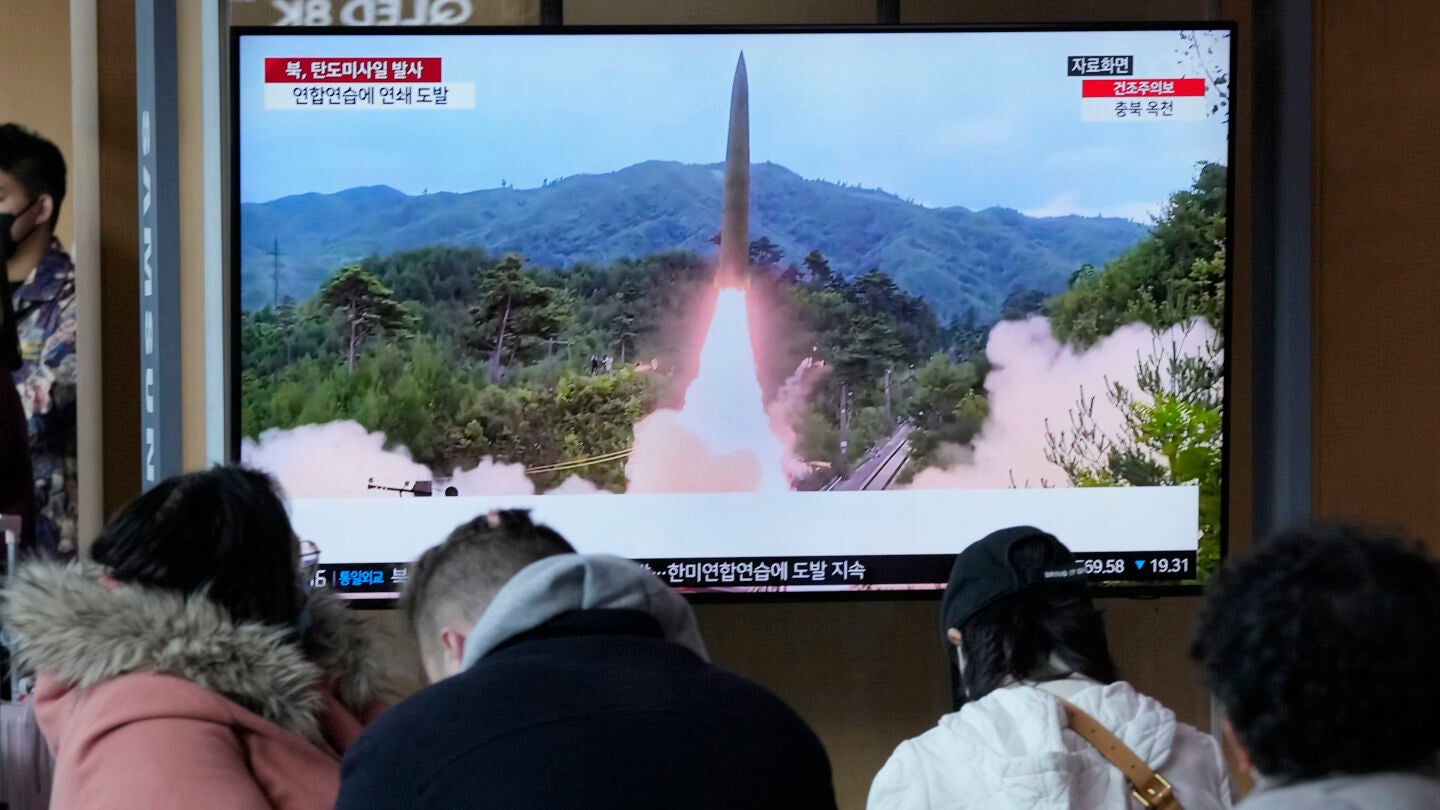 Una pantalla de televisi&oacute;n muestra una imagen de archivo del lanzamiento de un misil de Corea del Norte durante un programa de noticias en la estaci&oacute;n de tren de Se&uacute;l en Se&uacute;l, Corea del Sur, el martes 14 de marzo de 2023.