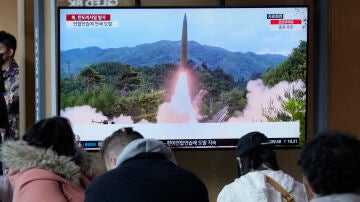 Una pantalla de televisión muestra una imagen de archivo del lanzamiento de un misil de Corea del Norte durante un programa de noticias en la estación de tren de Seúl en Seúl, Corea del Sur, el martes 14 de marzo de 2023.