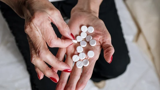 Imagen de archivo de una mujer mayor tomando pastillas Imagen de archivo de una mujer mayor tomando pastillas