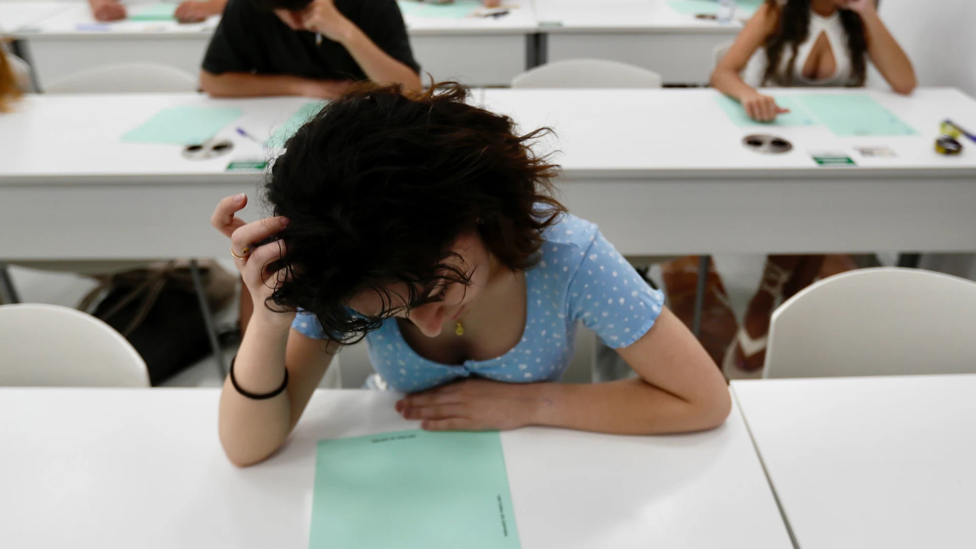 Alumnos examinándose en la Prueba de Evaluación de Bachillerato para el Acceso a la Universidad en Sevilla
