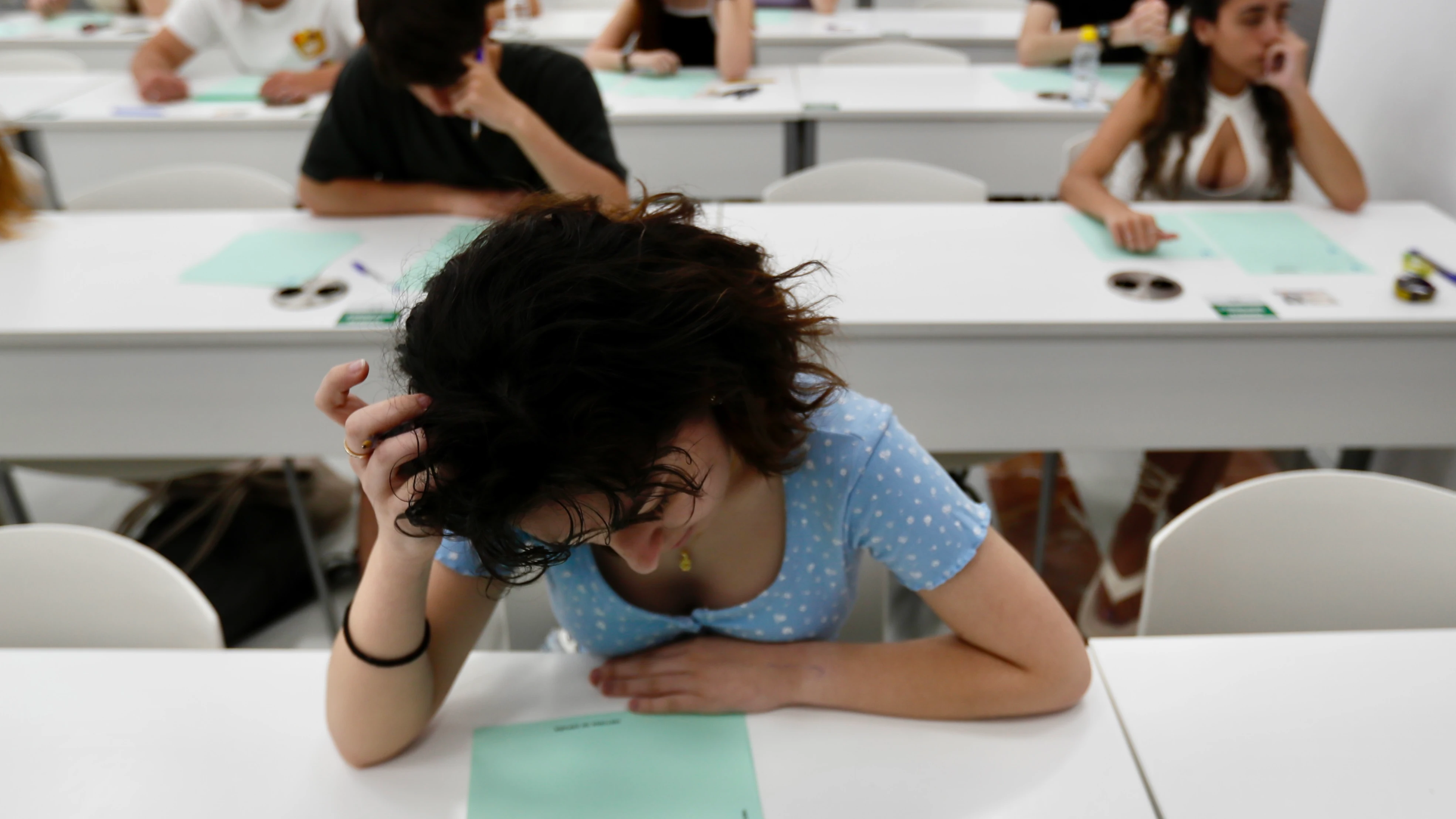 Alumnos examinándose en la Prueba de Evaluación de Bachillerato para el Acceso a la Universidad en Sevilla