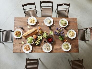 Mesa puesta con comida sana