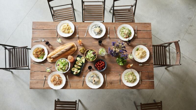 Mesa puesta con comida sana