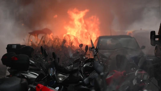 Ultras del Eintracht siembran el caos en Nápoles enfrentándose a la policía Ultras del Eintracht siembran el caos en Nápoles enfrentándose a la policía