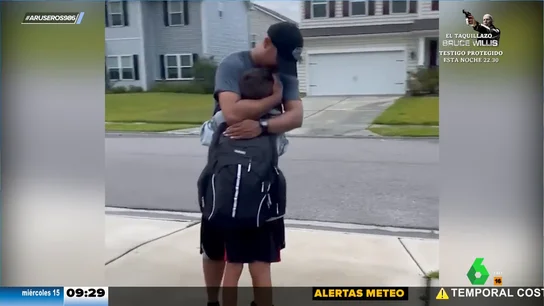 Un militar regresa a casa tras mucho tiempo sin ver a su familia: así es como sorprende a sus hijos Un militar regresa a casa tras mucho tiempo sin ver a su familia: así es como sorprende a sus hijos