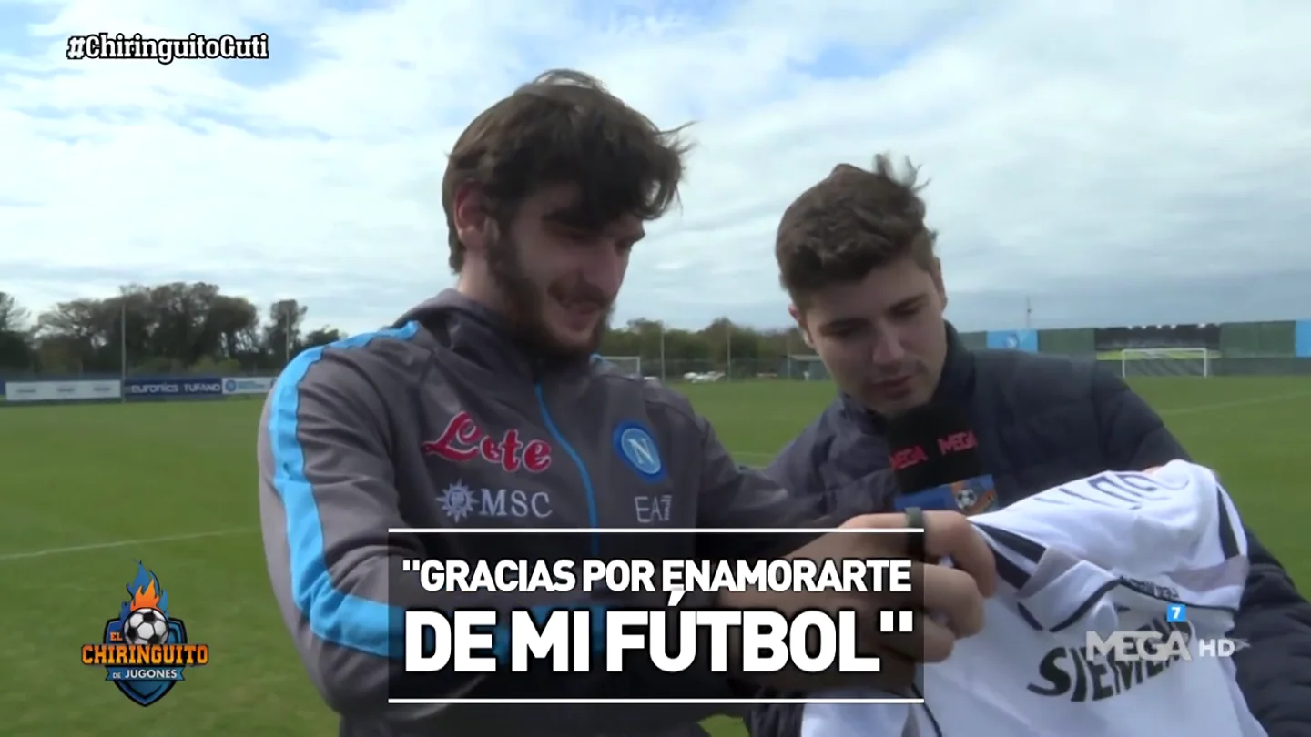 La emoción de Kvaratskhelia cuando 'El Chiringuito' le da la camiseta firmada por Guti La emoción de Kvaratskhelia cuando 'El Chiringuito' le da la camiseta firmada por Guti