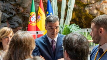 Pedro Sánchez saluda a diferentes autoridades durante la 34 edición la Cumbre Hispano-Portuguesa