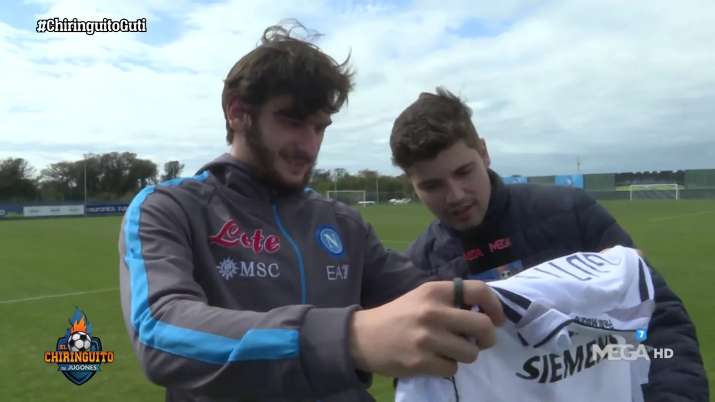La emoción de Kvaratskhelia cuando 'El Chiringuito' le da la camiseta firmada por Guti La emoción de Kvaratskhelia cuando 'El Chiringuito' le da la camiseta firmada por Guti