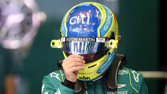 Fernando Alonso se concentra antes de una carrera Fernando Alonso se concentra antes de una carrera